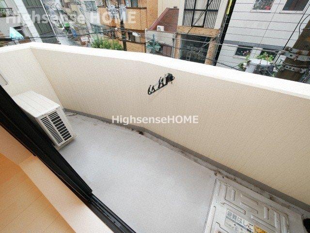 バルコニー　開放的で明るい空間を演出してくれるバルコニーです