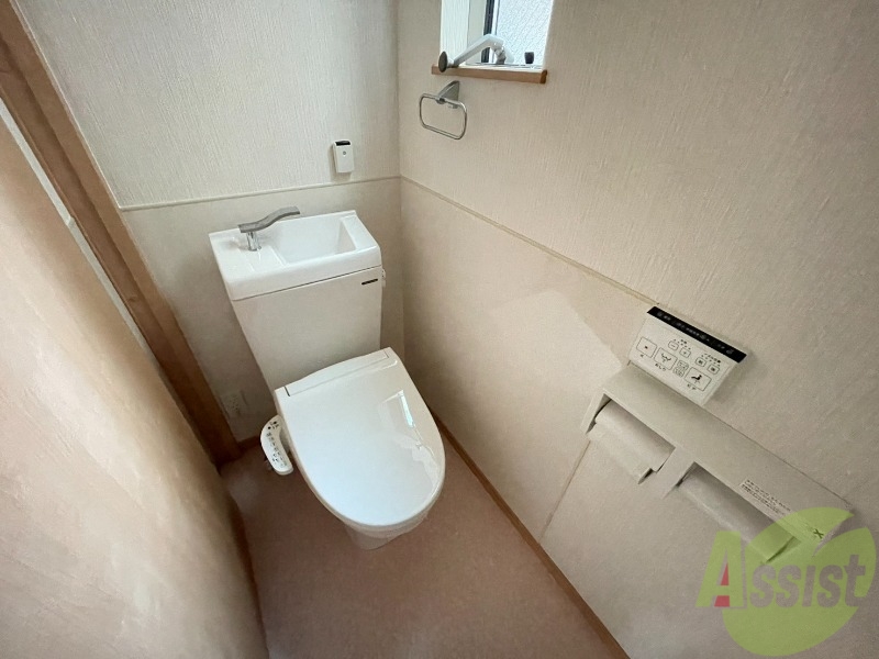 トイレ　トイレはこちらのウォシュレット付きになりますね。