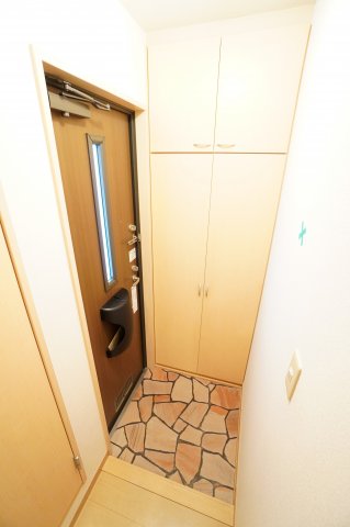 玄関　※同物件・反転タイプの写真です。
