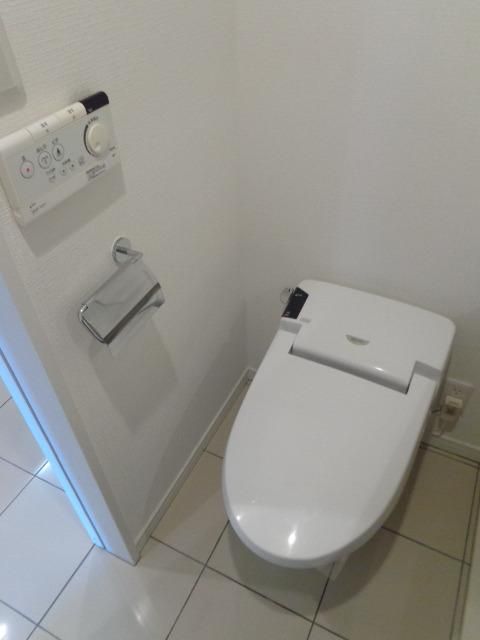 トイレ　洗浄、暖房便座機能付き