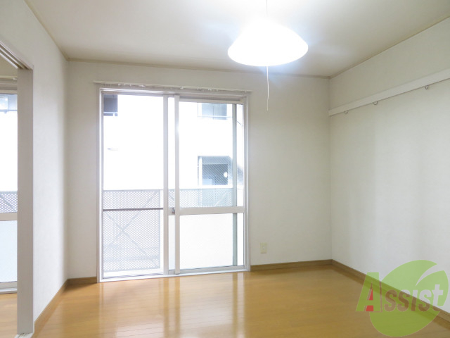 その他部屋・スペース　別の角度から洋室を撮影しました。日射しがあり明るい印象。