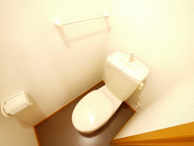 トイレ　落ち着いた色調のトイレです