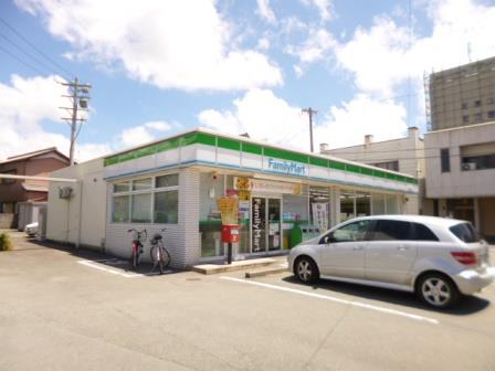 コンビニ　ファミリーマート伊勢河崎店（コンビニ）まで760m