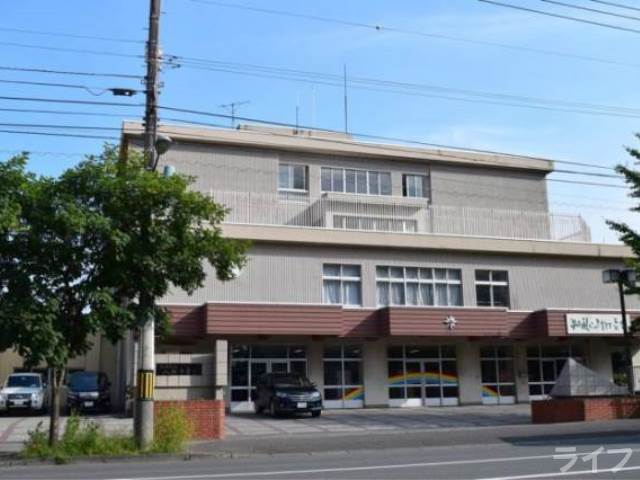 中学校　札幌市立八軒中学校（中学校）まで982m