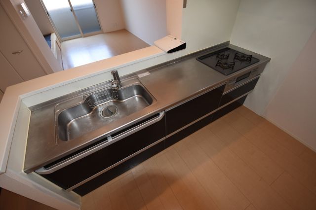 キッチン　システムキッチンはガスコンロ3口！