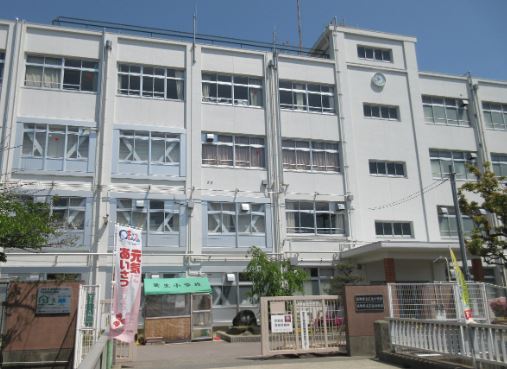 小学校　高槻市立芝生小学校（小学校）まで464m