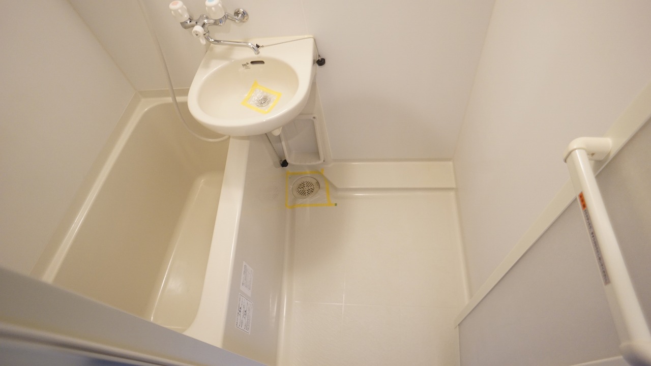 バス・シャワールーム　※他のお部屋の写真になります（反転）