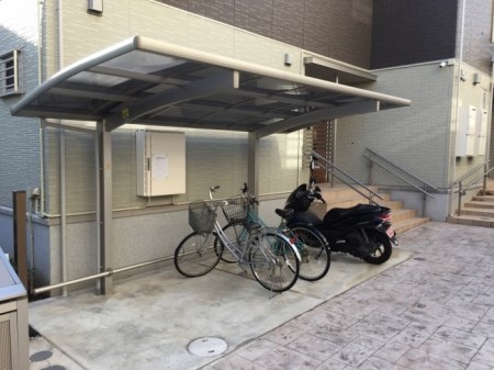 その他共有部分　屋根付きの駐輪場です。