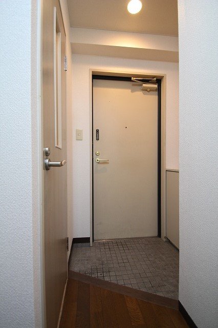 玄関　同物件別号室の写真です。