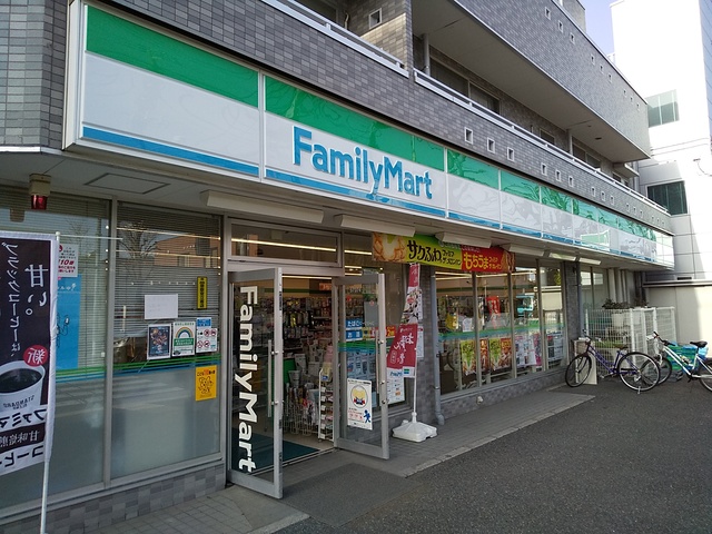 コンビニ　ファミリーマート目黒柿の木坂店（コンビニ）まで450m