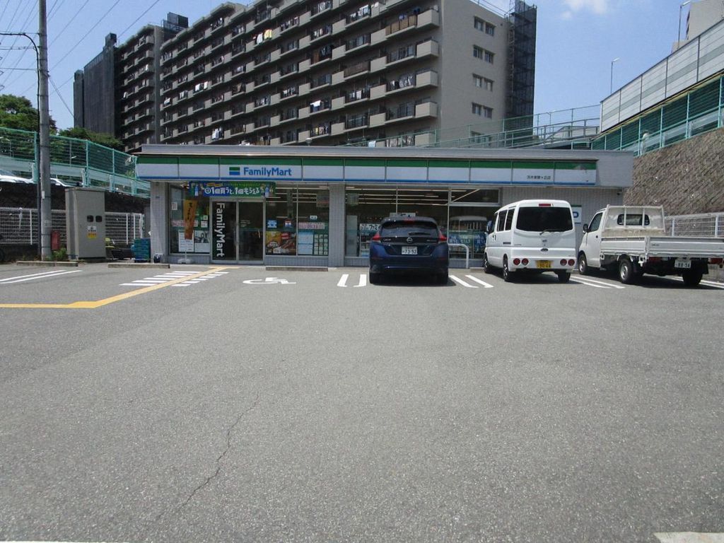 コンビニ　ファミリーマート茨木美穂ヶ丘店（コンビニ）まで1130m
