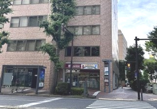 コンビニ　ナチュラルローソン横浜住吉町四丁目店（コンビニ）まで427m