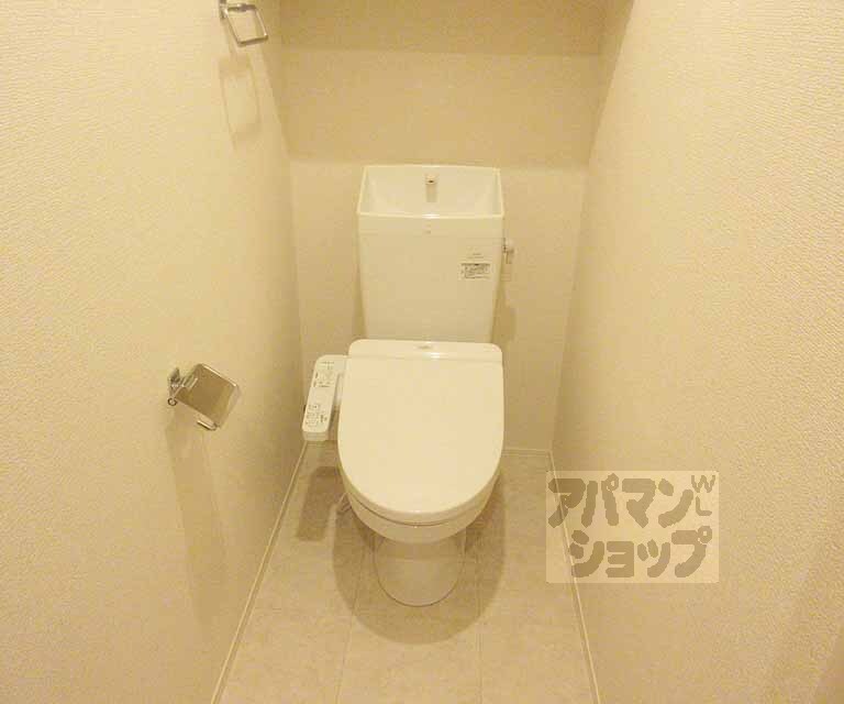 トイレ　ウォシュレット付き。