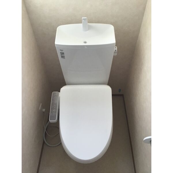 トイレ　温水シャワー付きトイレです