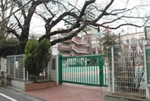 小学校　新宿区立市谷小学校（小学校）まで471m