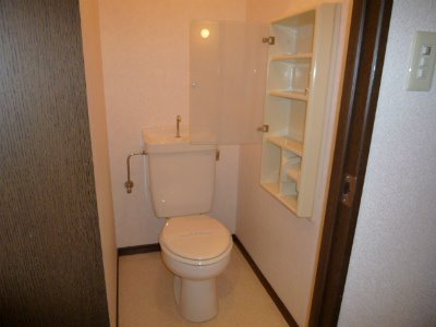 トイレ　トイレには壁面収納が付いています！