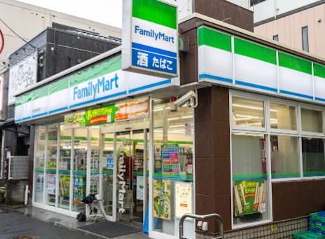 コンビニ　ファミリーマート 東白楽駅前店（コンビニ）まで387m