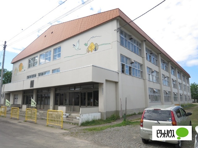 小学校　旭川市立旭川第三小学校（小学校）まで1065m