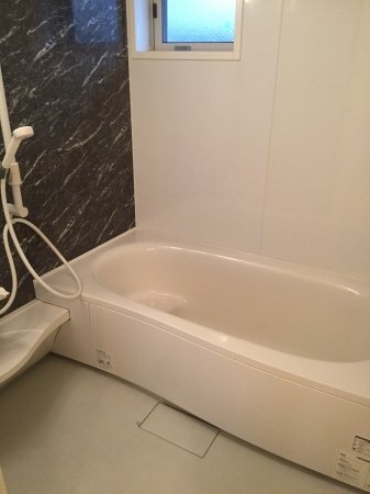 バス・シャワールーム　ゆったりと入れる浴室です。嬉しい追い焚き機能付きです。