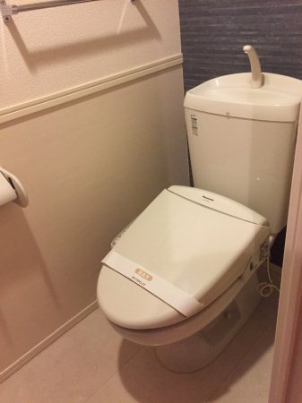 トイレ　嬉しい温水洗浄便座です。