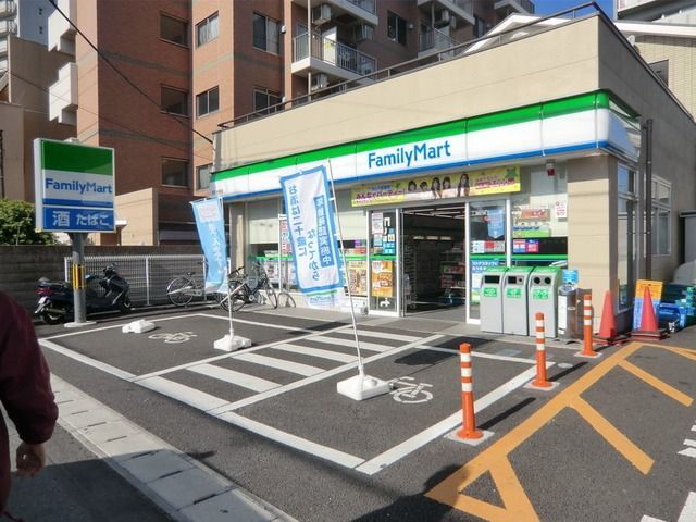 コンビニ　ファミリーマート（コンビニ）まで680m