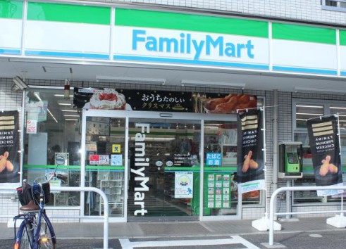 コンビニ　ファミリーマート湊二丁目店（コンビニ）まで124m