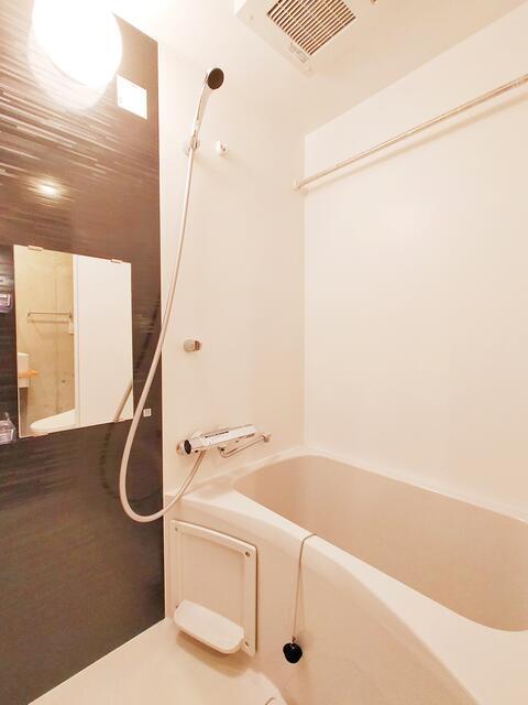 バス・シャワールーム　※同間取りである４０１号室のモデルルーム写真です。