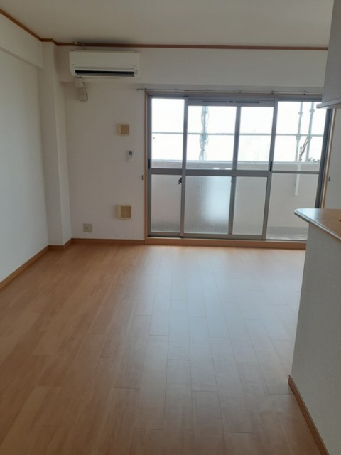 居室・リビング　別部屋同一間取りのお写真となります。