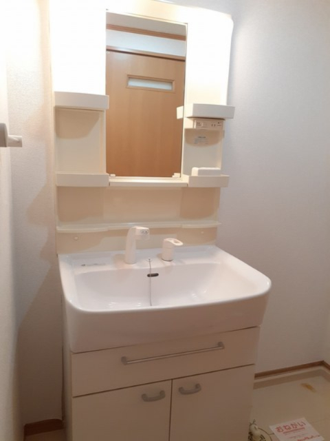 洗面設備　別部屋同一間取りのお写真となります。