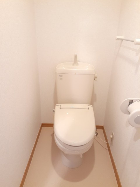 トイレ　別部屋同一間取りのお写真となります。