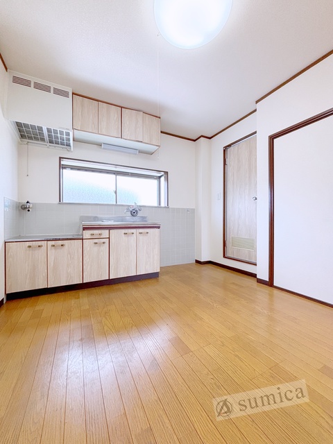 居室・リビング　内装は白を基調として建具とキッチンがグッと映えてます＾＾