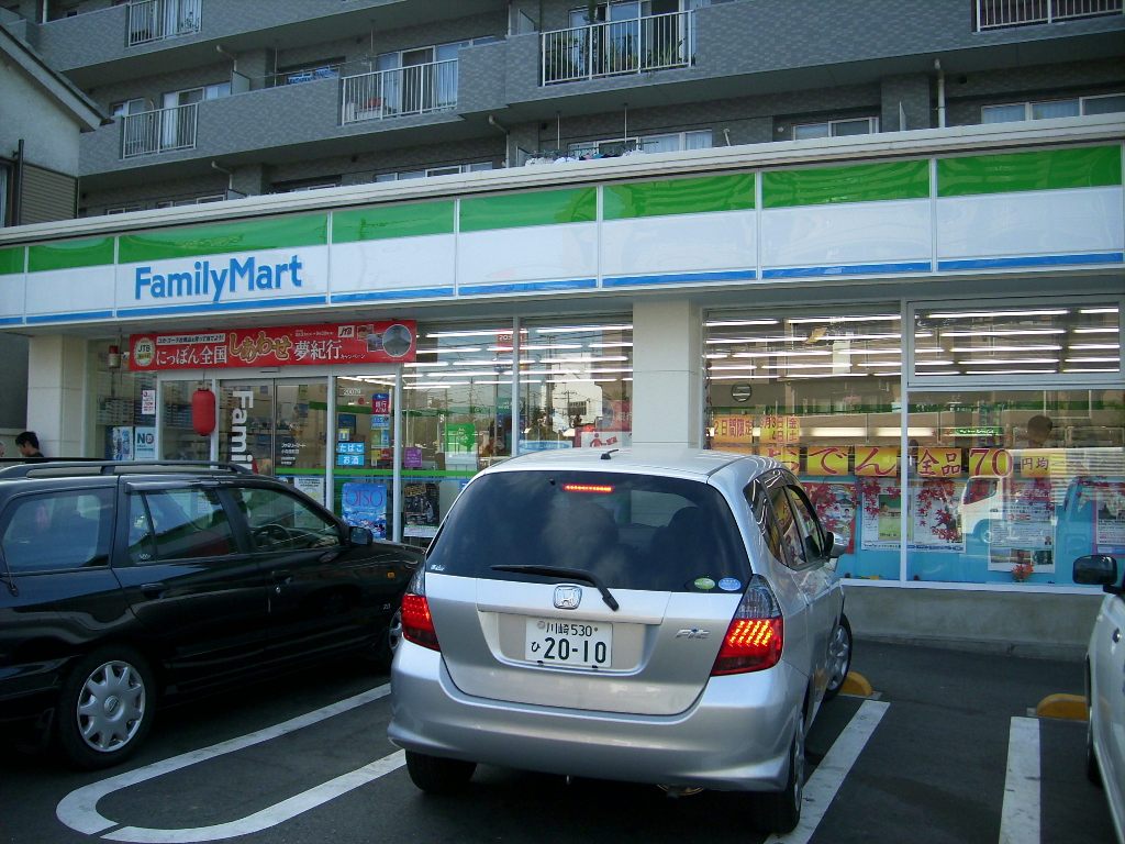 コンビニ　ファミリーマート小向西町一丁目店（コンビニ）まで855m