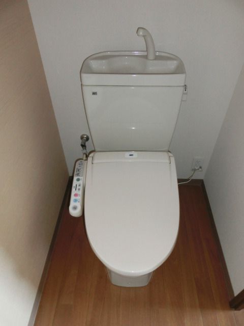 トイレ　洗浄機能付き。