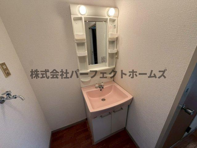 洗面設備　朝の支度にも助かる、独立の洗髪洗面化粧台