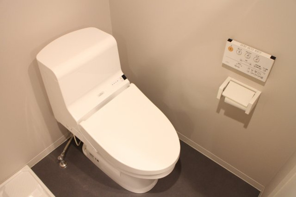トイレ　落ち着いた色調のトイレです