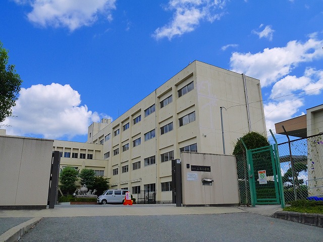 小学校　奈良市立二名小学校（小学校）まで591m