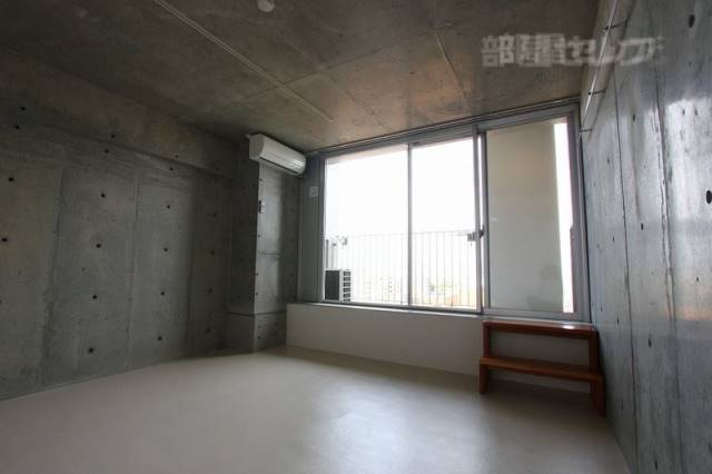 居室・リビング　打ちっぱなしのオシャレなお部屋です。