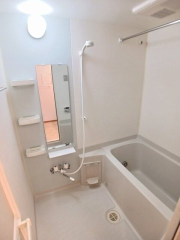 バス・シャワールーム　コンパクトで使いやすいお風呂です