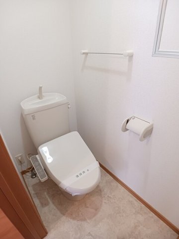 トイレ　落ち着いた色調のトイレです
