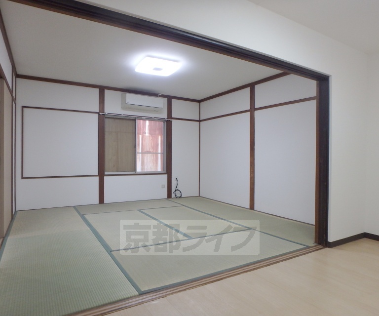 居室・リビング　キレイな畳のお部屋です。