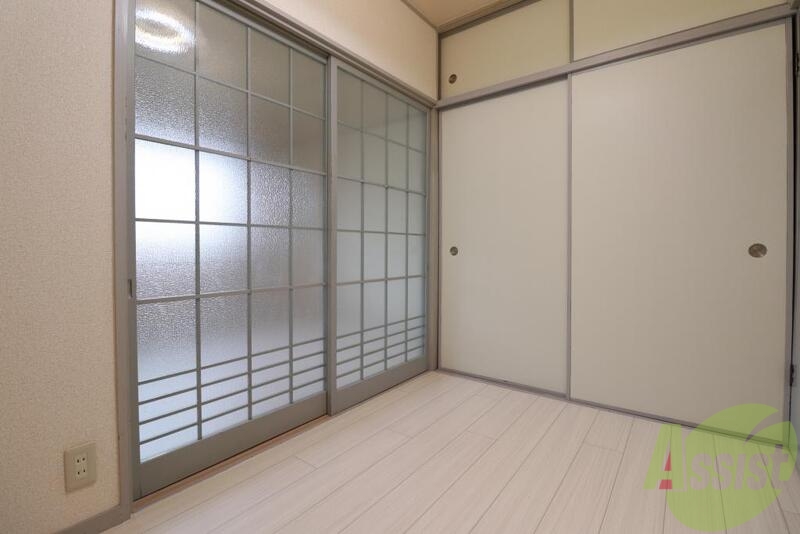 居室・リビング　風通しの良いお部屋、収納もしっかりあります。