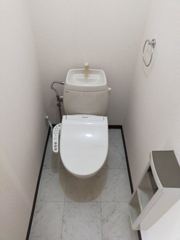 トイレ　温水洗浄便座付きのトイレです♪