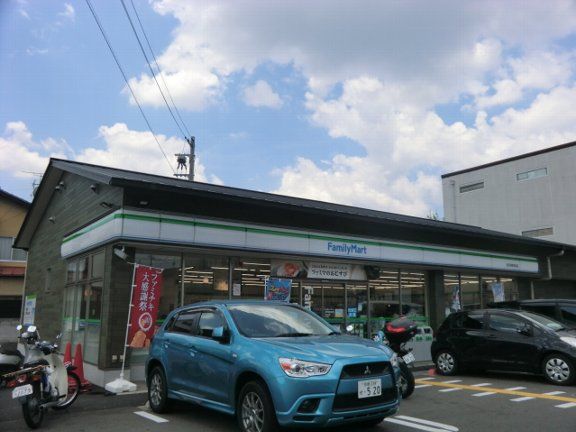 コンビニ　ファミリーマート西京御陵溝浦店（コンビニ）まで655m