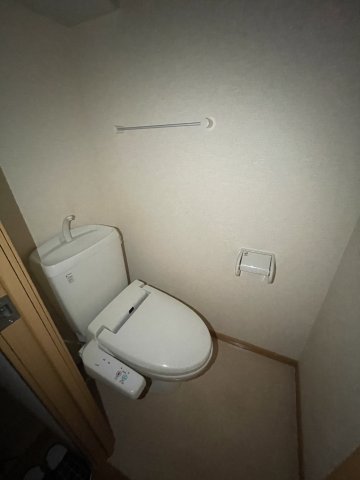 トイレ　イメージとして同建物他部屋を表示しています