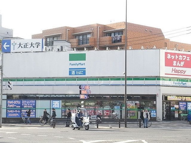 コンビニ　ファミリーマート（コンビニ）まで300m