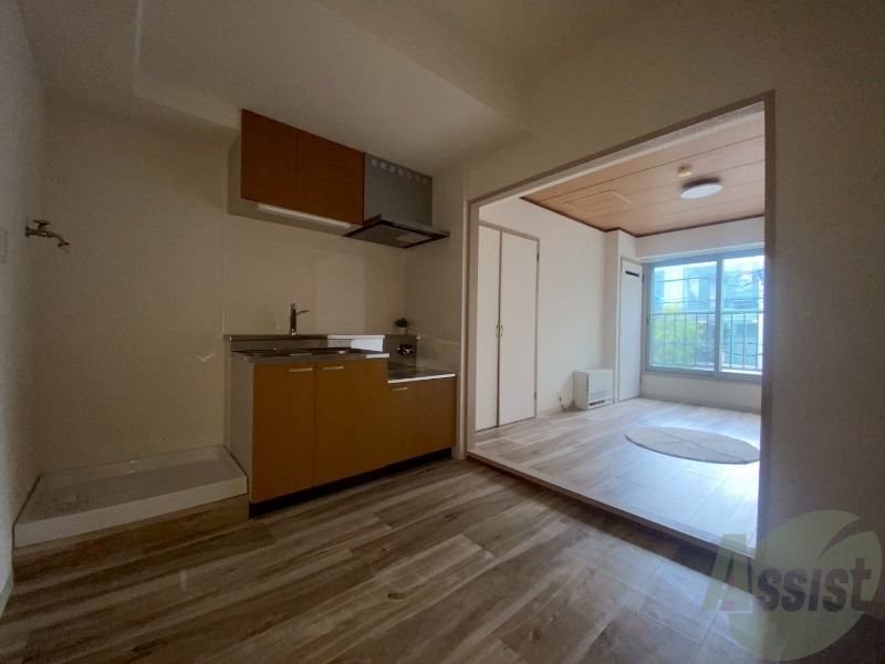 居室・リビング　木目のフローリングは落ち着きのある印象のお部屋になりますね。