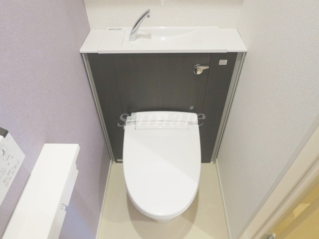 トイレ　温水洗浄便座付のおトイレです☆