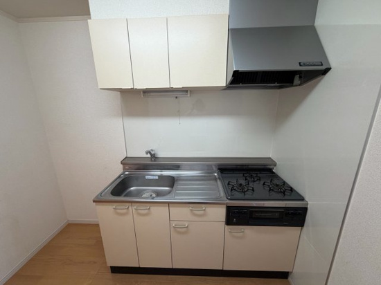 キッチン　3口コンロ・グリル付のシステムキッチンです♪
