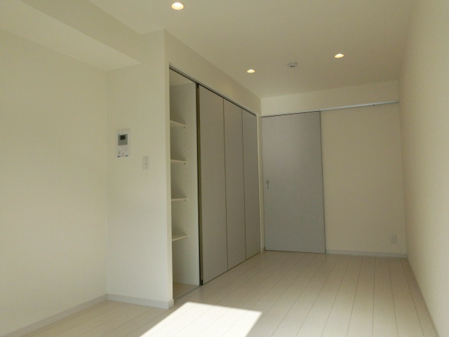 居室・リビング　白を基調とした清潔感のあるお部屋です。