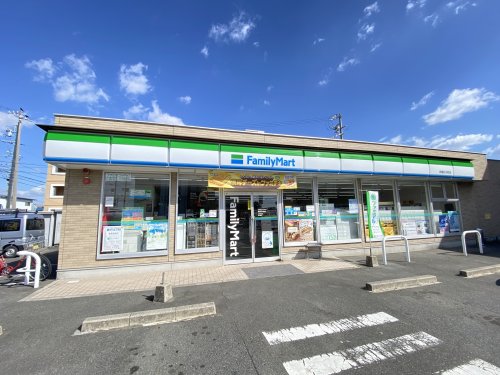 コンビニ　ファミリーマート 鈴鹿白子町店（コンビニ）まで60m